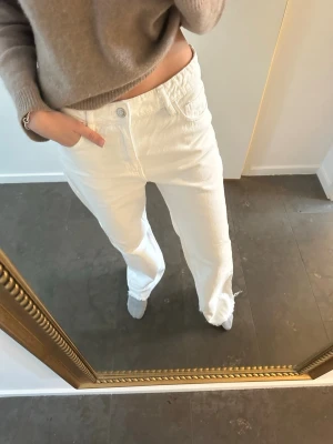 Vita raka/wide jeans  - Säljer ett par vita jeans med rak passform/wide. De är supersnygga och bekväma! De är egentligen högmidjade men på mig är de lite mer mid/low rise då de är lite stora. De är i mycket fint skick, bortsett från ett litet hål på ena knät (hände när de tvättades), enligt mig är det dock inte man ser på håll utan endast om man tittar närmare och noga. 