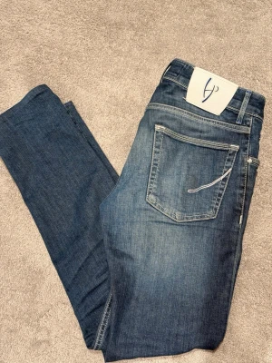 Handpicked jeans - Säljer dessa feta jeans från Handpicked, modell Orvieto. Storlek W30. Uppsydda däremot se sista bilden. Innerlårslängd 74 cm. Ytterben 96 cm