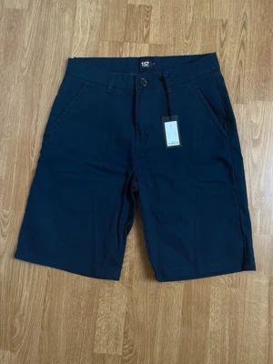 Nya chinosshorts - Helt nya med prislapp, marinblå herr chinosshorts i storlek S från Lager 157