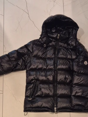 Moncleer Maya lite använd - Säljer på grun av resell. Som ny, använd få tals gånger. Storlek S, men den passar M.