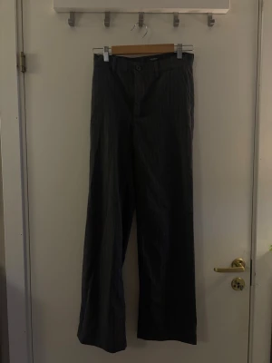 Kostymbyxor - Kostymbyxor i grått med vita linjer. Lite uppsydda och sitter perfekt på mig som är 163cm. Hör av dig om du har några frågor! 💗🫶🏼