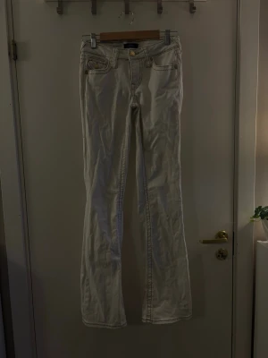 Unika true religion jeans - Vita bootcut jeans med guld detaljer som söm och knappar. Super snygga och unika! Köpta i Kanada för ungefär 1 år sedan. (Nypris ca 1600kr) Hör av dig om du har några frågor! 💗🫶🏼
