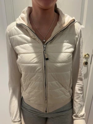 Beige quiltad jacka från Parajumpers - Snygg beige cardigan från parajumpers. 