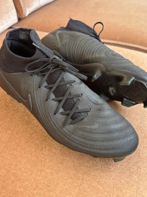 Nike Phantom Luna II Pro FG Shadow (EU 43) - Nike Phantom Luna II Pro FG Shadow (EU 43)    Säljer Nike Phantom Luna II Pro FG Shadow i mycket bra skick.   Nypris 2149 kr – säljes för 649 kr.    📍 Halmstad / kan skickas   📩 Skriv vid intresse!