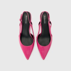 Rosa slingback-pumps från Even&Odd - Assmygga klackar i rosa från Even&Odd med spetsig tå och kitten heels. Perfekta för dig som vill sticka ut med en trendig och feminin look. Super coola nu till sommaren!! Har endast använts en gång och kostar 400 som nypris, är slutsålda!! 💕💕