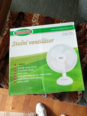 Bravo bordsfläkt vit 33 cm - Säljer en vit bordsfläkt från Bravo, modell B-4692. Fläkten har en diameter på 33 cm, tre hastigheter, tyst gång och justerbart huvud. Effekt på 40W. Perfekt för att hålla rummet svalt under varma dagar.