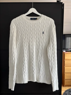 Vit kabelstickad tröja Polo Ralph Lauren - Kabelstickad vit tröja från Polo Ralph lauren, inga defekter och riktigt fet
