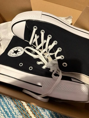 Nya Converse - Helt nya i originalkartong, egentligen 37 men jätte stora i storleken så 38/39 