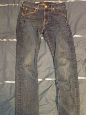 Lee jeans  - Säljer ett par mörkblå jeans från Lee.