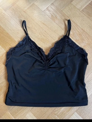 Svart linne - Ett kort svart linne från SHEIN🦋 Materialet är stretchigt 🤗