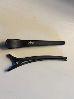 Ghd klämmor - Säljer två GHD klämmor passar perfekt vid sminkning, hudvård eller allmänt när man vill få bort håret från ansiktet. Klämmorna sitter där de ska utan att förstöra styling eller hårets kvalité💗