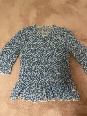 Blommig blus - söt blommig blus från Gina Tricot står inte storlek men skulle gissa XS  mesh tyg och trekvartsärmar   obs! katt finns i hemmet 