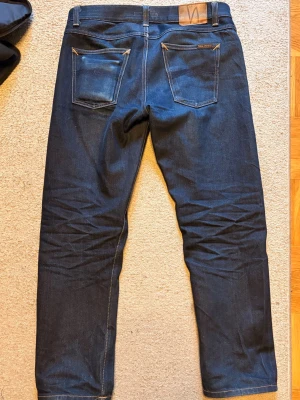 Nudie jeans/gritty Jackson dry maze selvedge - Ett par feta jeans från nudie i modellen gritty jackson. De är selvedge som man ser på fjärde bilden. OBS👖: användna i tre månader utan tvätt, vilket betyder att de inte har formats efter min kropp vilket är bra. Dessutom så har dessa en sjuk potential för att få fades💯