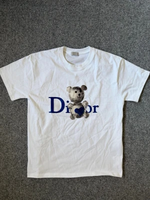 CD Dioir white t shirt teddy logo - Size M, true to size. Just like new, very comfortable and high quality.