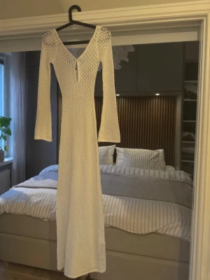 Vit lång strandklänning - Lång vit stickad strandklänning🤍använd ca 2 gånger🤍säljer då den är lite liten för mig🤍