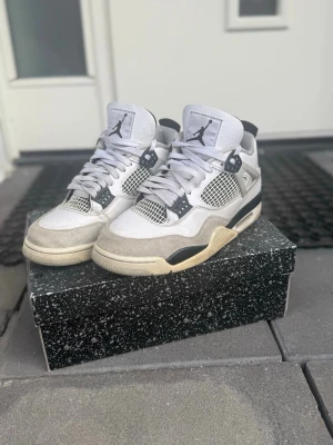 Air Jordan 4 military black - Säljer mina jordan 4 military black som det finns KVITTO MED! Dem är i bra skick finns lite skador men inget som är jätte synligt men vid fler frågor är de bara att skriva. Säljer just för att de inte är min stil längre. Priset kan diskuteras!