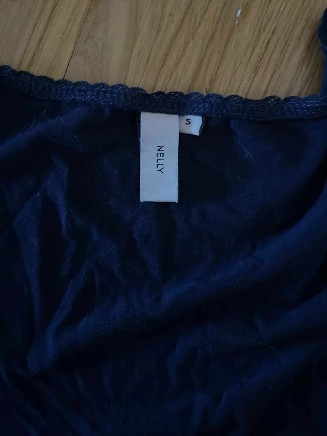 Mörkblå v-ringad topp med spets detaljer  - 2