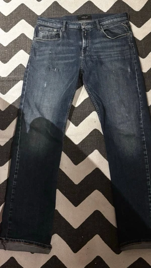 Replay - Tjena! Säljer ett par i princip nya snygga jeans från märket Replay, de är av modellen thad och är H166 eller W31 L32 i vanlig storlek, de är straight fit och har snygga diskreta men endå synliga slitningar, för dig som vill lägga till ett par feta jeans i garderoben eller vill börja klä dig snyggt, tveka inte på att höra av dig vid frågor😊, mvh strwwt wst 
