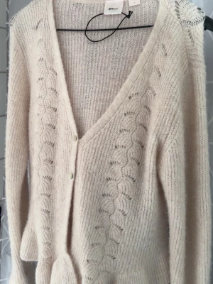 Krämvit kofta - Sitter lite overzied men perfekt och mysig,bekväm. 