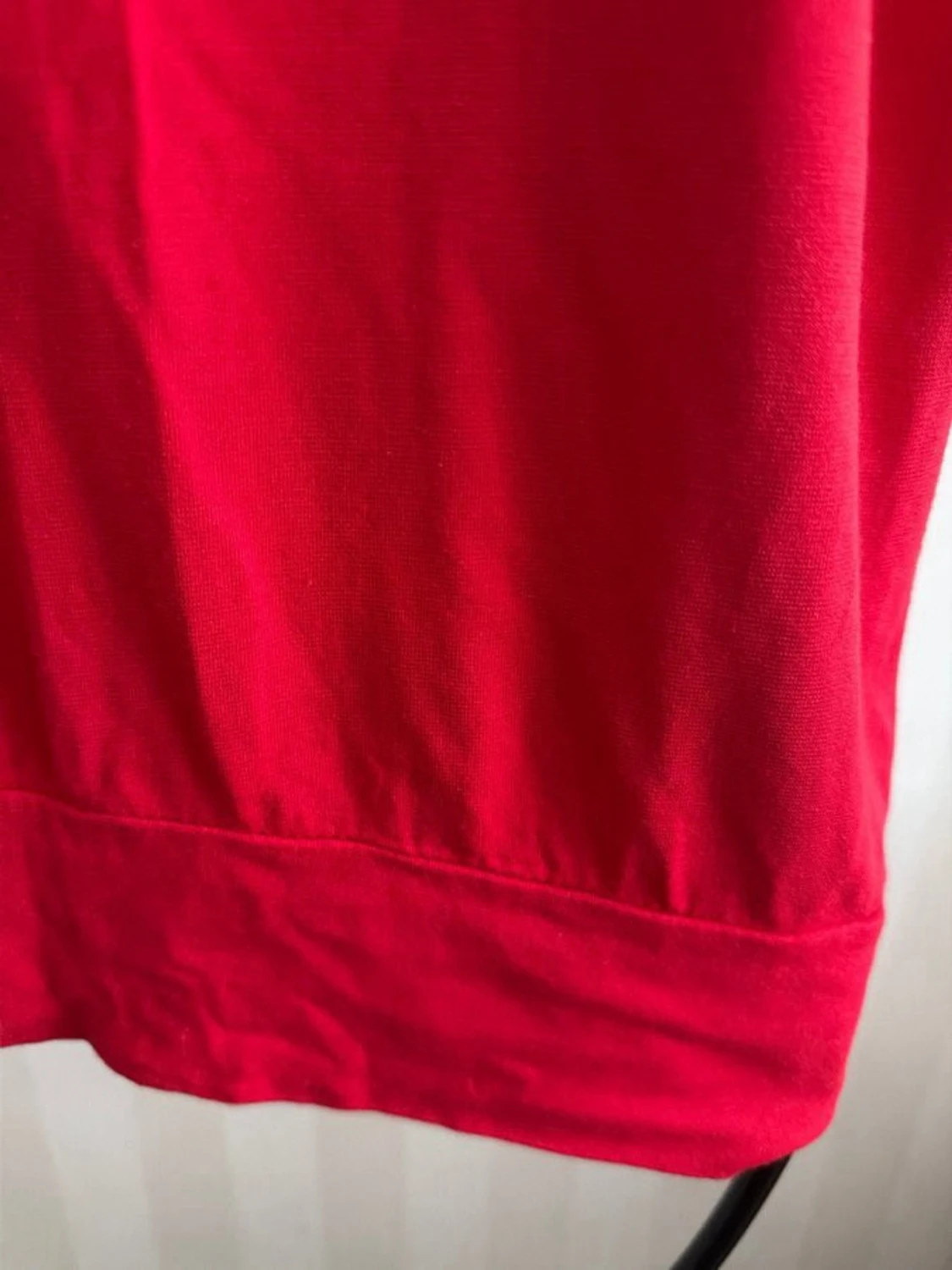 Röd linnetopp med dekorativ brosch - 5