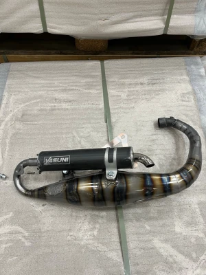 Yamaha slider c16 trimrör - Röret passar också BWS. Kan även byta mot mxs eller r1400 rör i bra skick. Röret är lackat i värmetålig klarlack så det kommer inte rosta! 