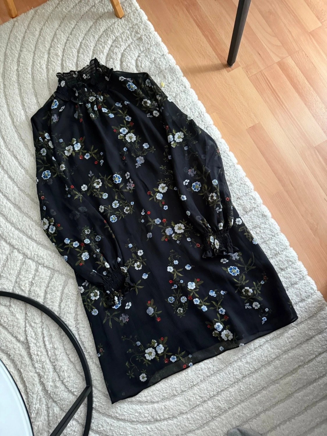 Svart blommig klänning med spets - 5