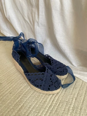 Sandaletter kilklack - Söta sandaletter med kilklack i marinblå. Sula undertill 21cm, kilklack: cirka 7cm. Använda två gånger. 