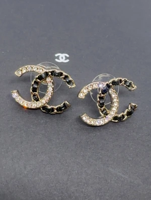 Kristallörhängen med logotyp - Högkvalitativa örhängen(3cmX3cm),helt nya. Originalask och påse medföljer.