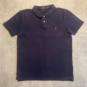 Mörkblå Polo Ralph Lauren piké  - Jag Säljer en fet pike från Polo Ralph Lauren| skicket på tröjan är bra 8/10 | storlek M | ny pris 2000: mitt pris är 349 | skriv vid frågor och funderingar       