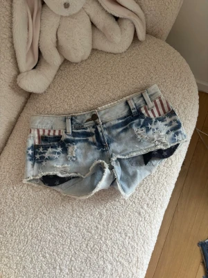 Ljusblå slitna jeansshorts SoulCal & Co - Lågmidjade och perfekta för sommaren! Skulle säga att de är storlek XS/S, men mer lutande mot S hållet. Storlek 8.