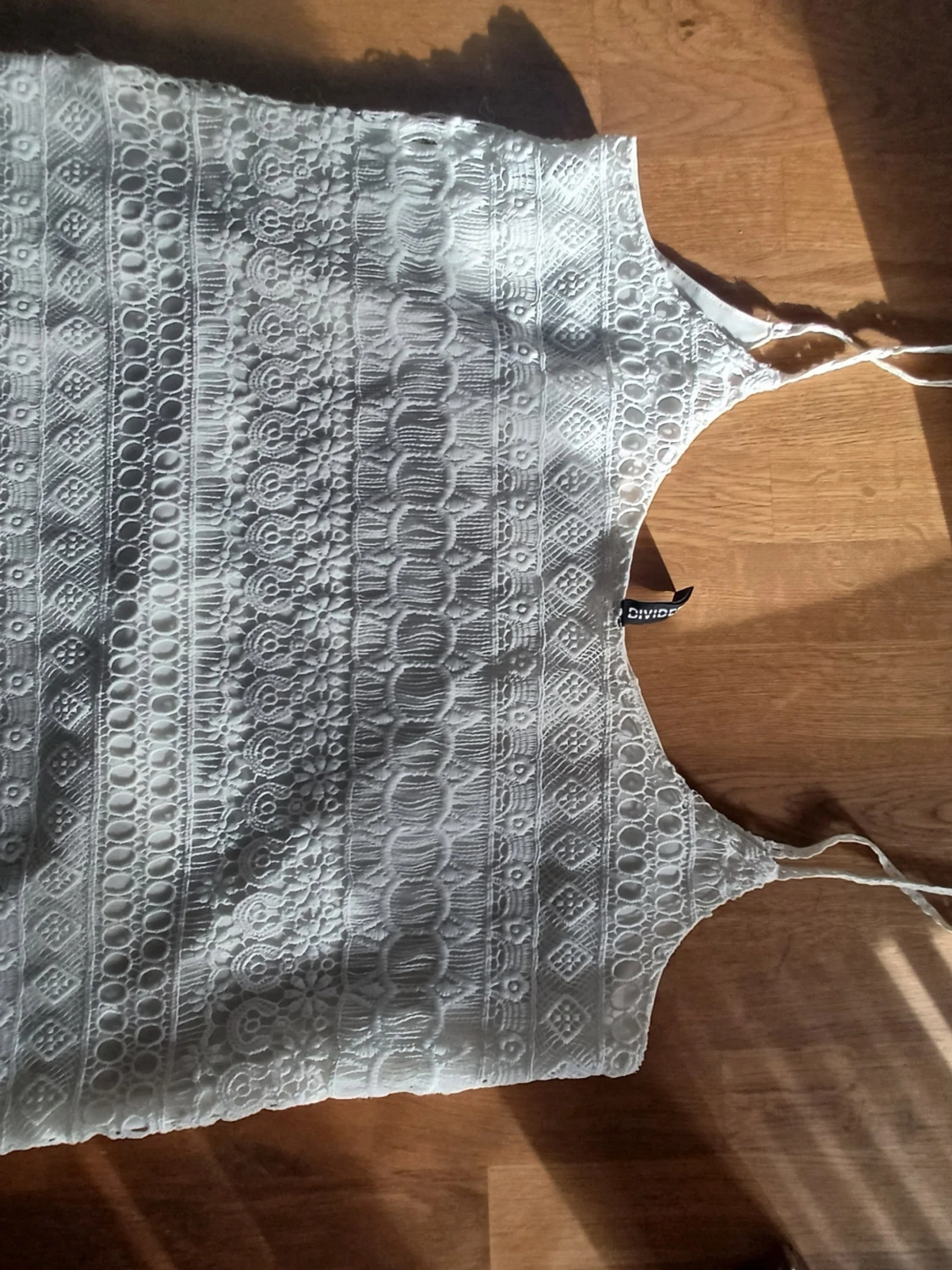 Vit spetsig linnetopp med tunna band - 2