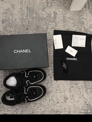 CH skor - Ch skor svarta med mocka och lyser på kvällen 