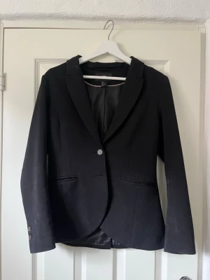 H&M - Stilren svart kavaj från H&M som passar perfekt till en dressad look med både jeans och kjol. Jag säljer den pga att den är för liten för mig. Den är i storlek 38 men är liten i storleken, då jag brukar ha 38.