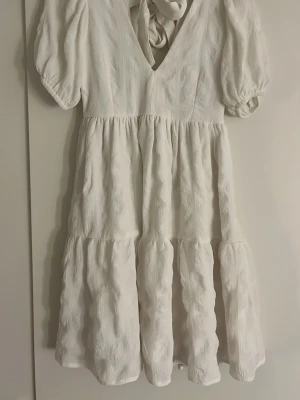 Vit klänning med puffärm - Supersöt vit klänning från bubbleroom i storlek xxs. Endast använd en gång därav nyskick.