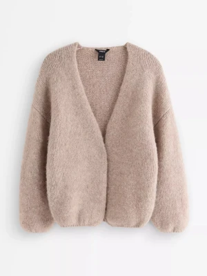 Lindex Kofta - Mysig beige kofta från Lindex med fluffig känsla och avslappnad passform. Pris kan diskuteras!