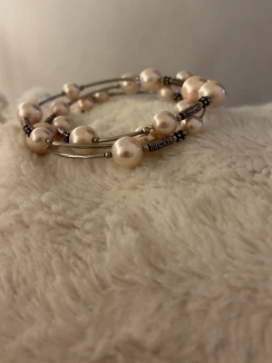 Perl armband  - Ett rosa silvrigt perl armband 