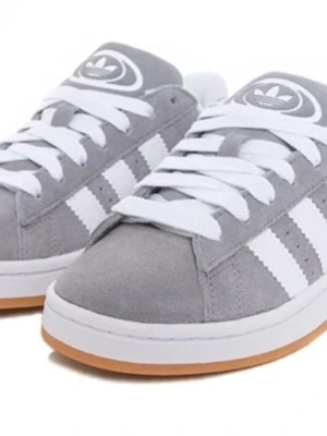 Grå Adidas Campus sneakers - Snygga Adidas Campus sneakers, strl 38, i grå mocka med klassiska vita ränder på sidorna. De är använda ett halvår, men de är ändå hyfsat rena, men de borde gå att tvätta dem. Nypris 1449. Kom med prisförslag eller skriv om ni vill ha fler bilder!