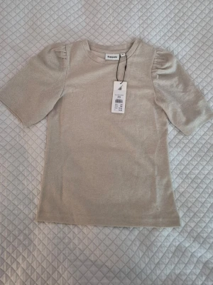 Ny glittertopp med puffärm Kappahl - Helt ny glittertopp med puffärm från Kappahl🌟 Sann i storlek och inga anmärkningar! Kom tyvärr aldrig till användning! 