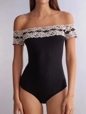 Intimissimi body  - Jätte snygg svart body med vita/beiga blommor från Intimissimi. Endast använd någon enstaka gång och i mycket bra skick, storlek S. 