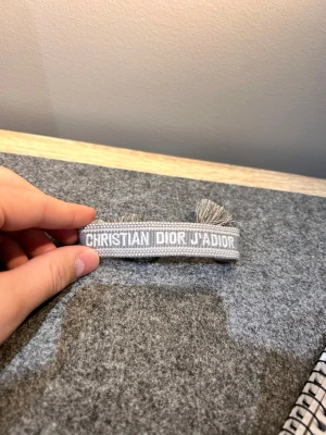 2 dior armband  - Passar alla. Hör av er vid funderingar!