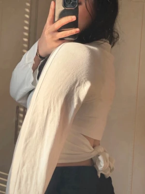 Gina Tricot topp med öppen bak stl M - Säljer vidare då den inte kommit till mycket användning.