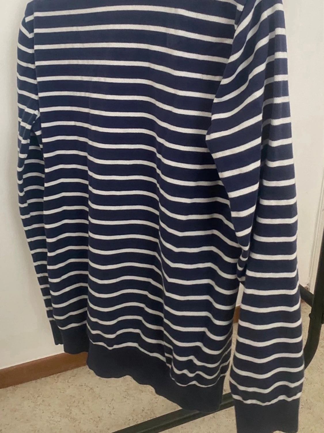 Randig marinblå tröja med V-ringning - 1