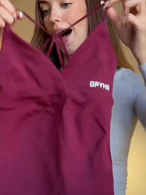 Söker denna vision top från dfyne - Söker vision twist front longline top i winterberry i antingen S/M! Snälla kontakta mig om ni har den till salu.🫶🏻💕