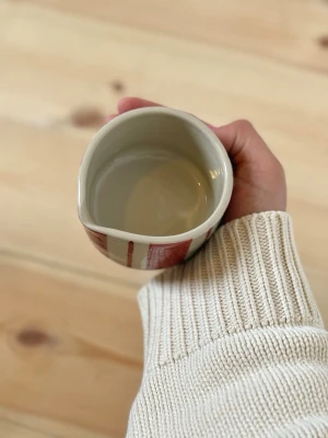 Randig matchaskål i rosa - Matchaskål i keramik – handgjord  Handgjord matchaskål i keramik. Perfekt för att vispa matcha eller som en vacker detalj i köket.  Varje skål är tillverkad för hand, vilket innebär att små variationer och naturliga ojämnheter kan förekomma – det är en del av hantverket och gör varje exemplar helt unikt.  Rekommenderas att handdiskas. Men tål diskmaskin och micro.  Handmade – fruitnclay 