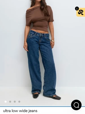 Low wasted jeans  - Säljer ett par assnygga Low wasted jeans från Gina. Endast använt de en gång så i ett utmärkt skick. Slutsåld i alla storlekar. Skriv för frågor. 