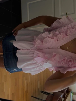 YAS yasruna ruffle top  - Supersöt ljusrosa blus med volanger från YAS! I nyskick & slutsåld på hemsidan! 