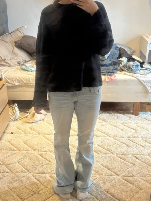 Svart stickad tröja Gina Tricot - En enkel och stilren svart stickad tröja från Gina Tricot. Tröjan har rund halsringning, långa ärmar och en rak passform. Lite nopprig, har använt den mycket. 