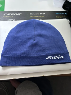 Satyn skull cap mössa - Säljer en skull cap från satyn som är gjord av tyg som skyddar håret så att när man har på sig den så förstörs inte håret använts en fåtal gånger