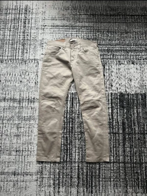 Dondup Chinos - |Dondup Chinos | | Storlek: W28  | Skick: 9,25/10| Medföljer: inget| Frågor eller funderingar tveka inte på att höra av dig!