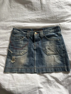 Jeanskjol - Så snygg kjol som tyvärr är för liten på mig. Helt oanvänd, köpt i Thailand. Bra material